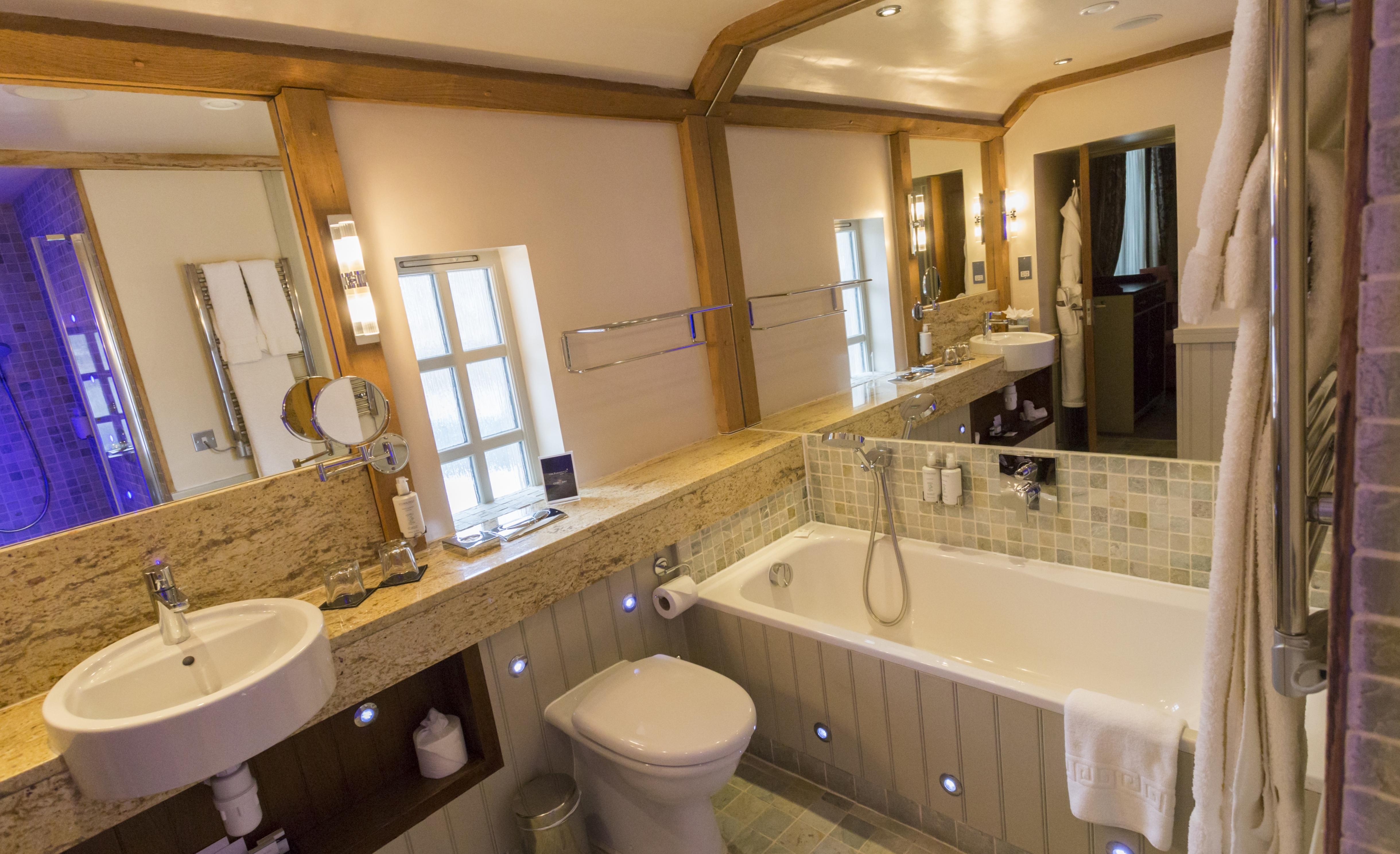 The Farmhouse Hotel And Restaurant Saint Saviour Exteriör bild