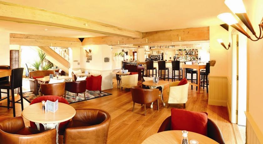 The Farmhouse Hotel And Restaurant Saint Saviour Exteriör bild