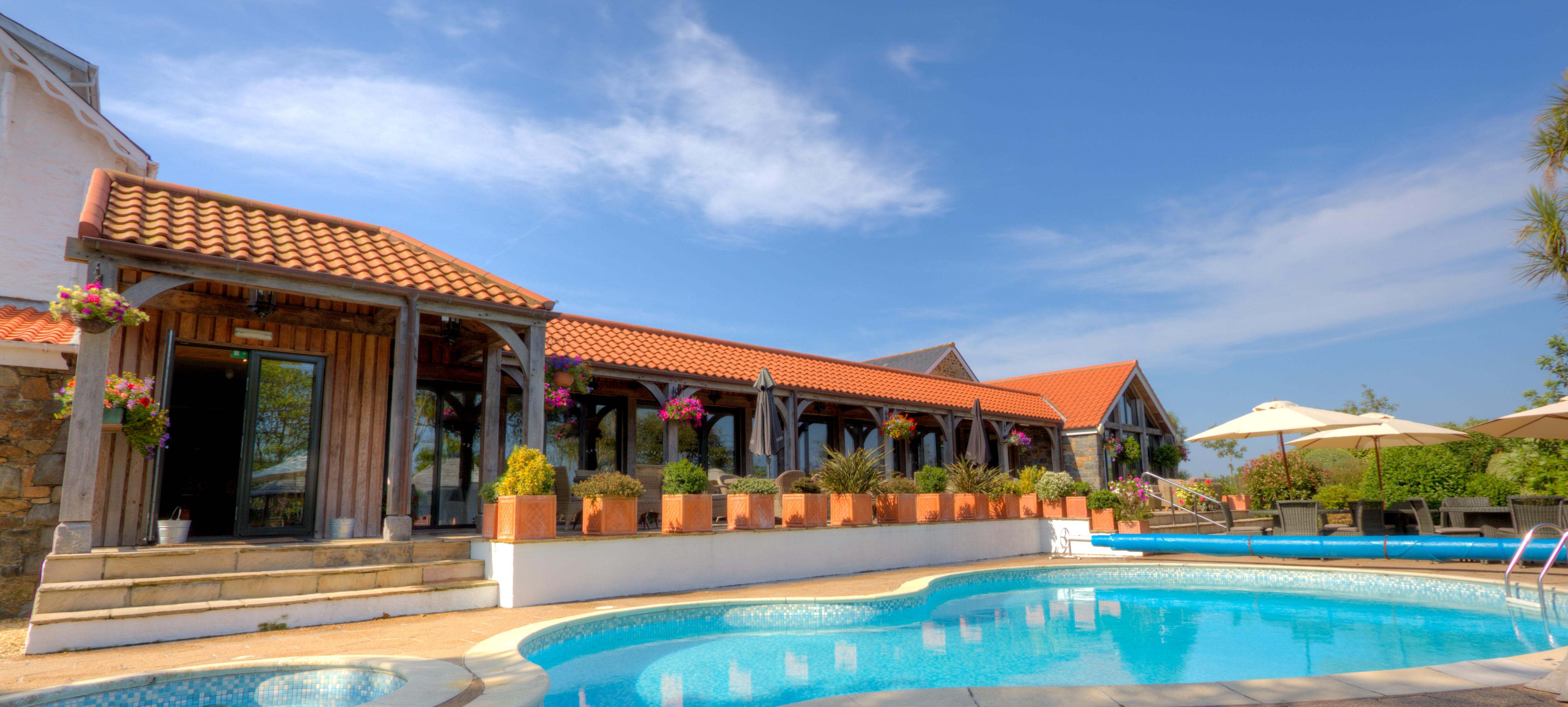 The Farmhouse Hotel And Restaurant Saint Saviour Exteriör bild