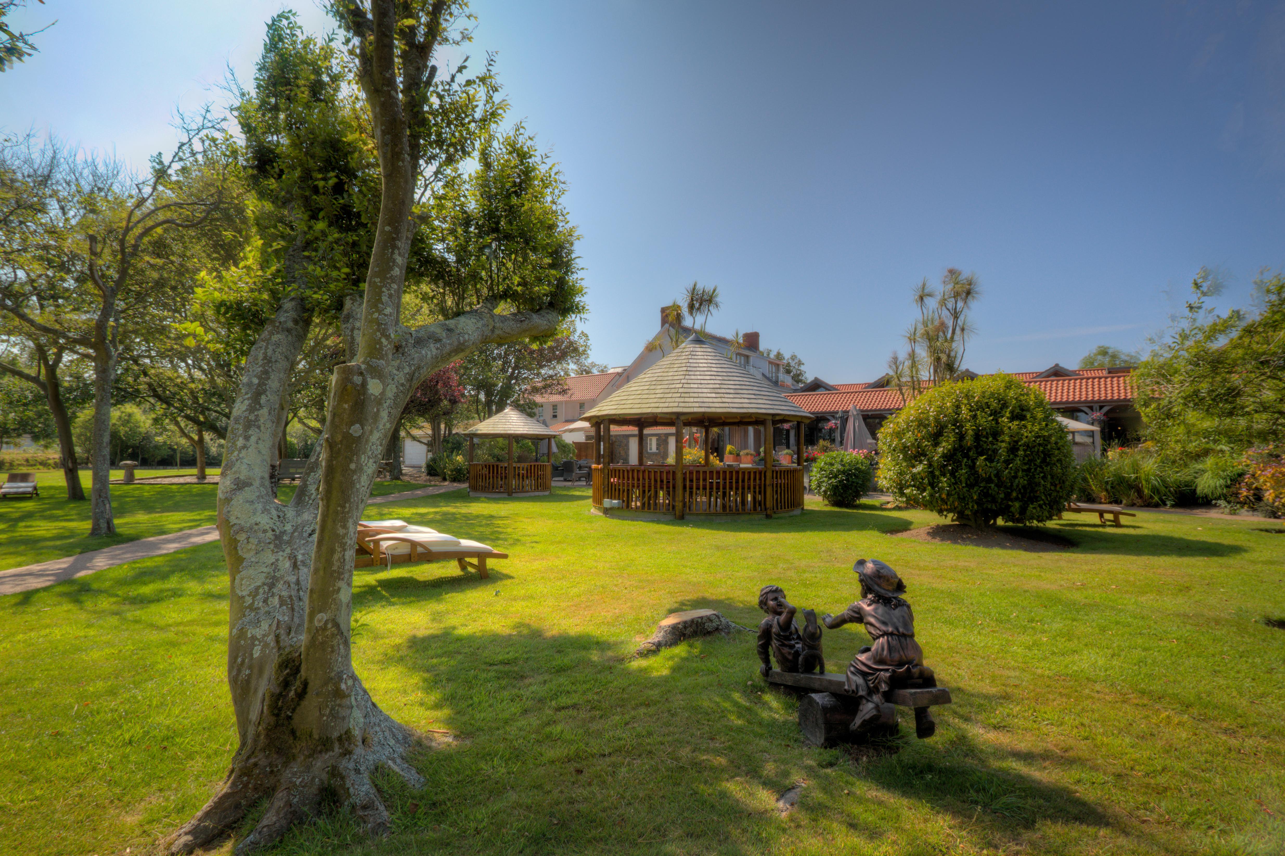 The Farmhouse Hotel And Restaurant Saint Saviour Exteriör bild